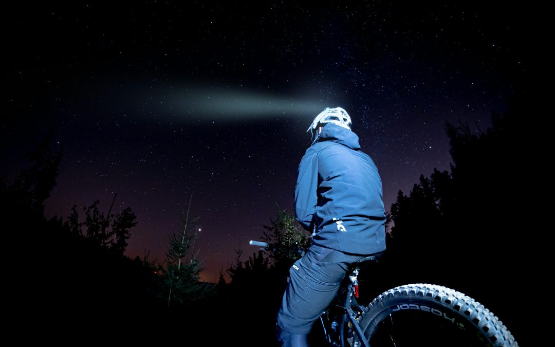 Andar en bicicleta de noche: cómo iluminar tu bici para ser visible y evitar riesgos